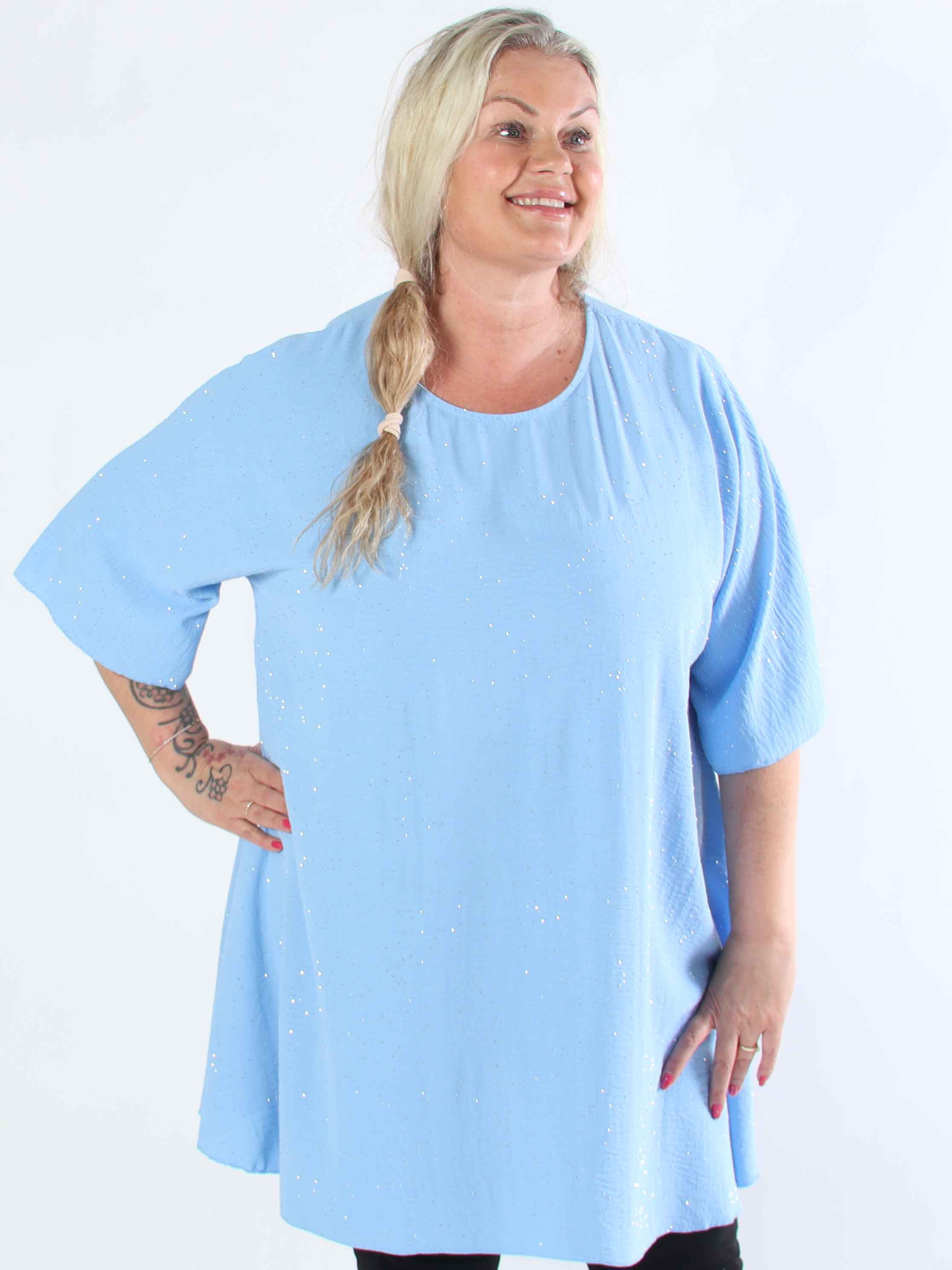 Johanne - Ensfarvet plus size kjole pyntet med similisten